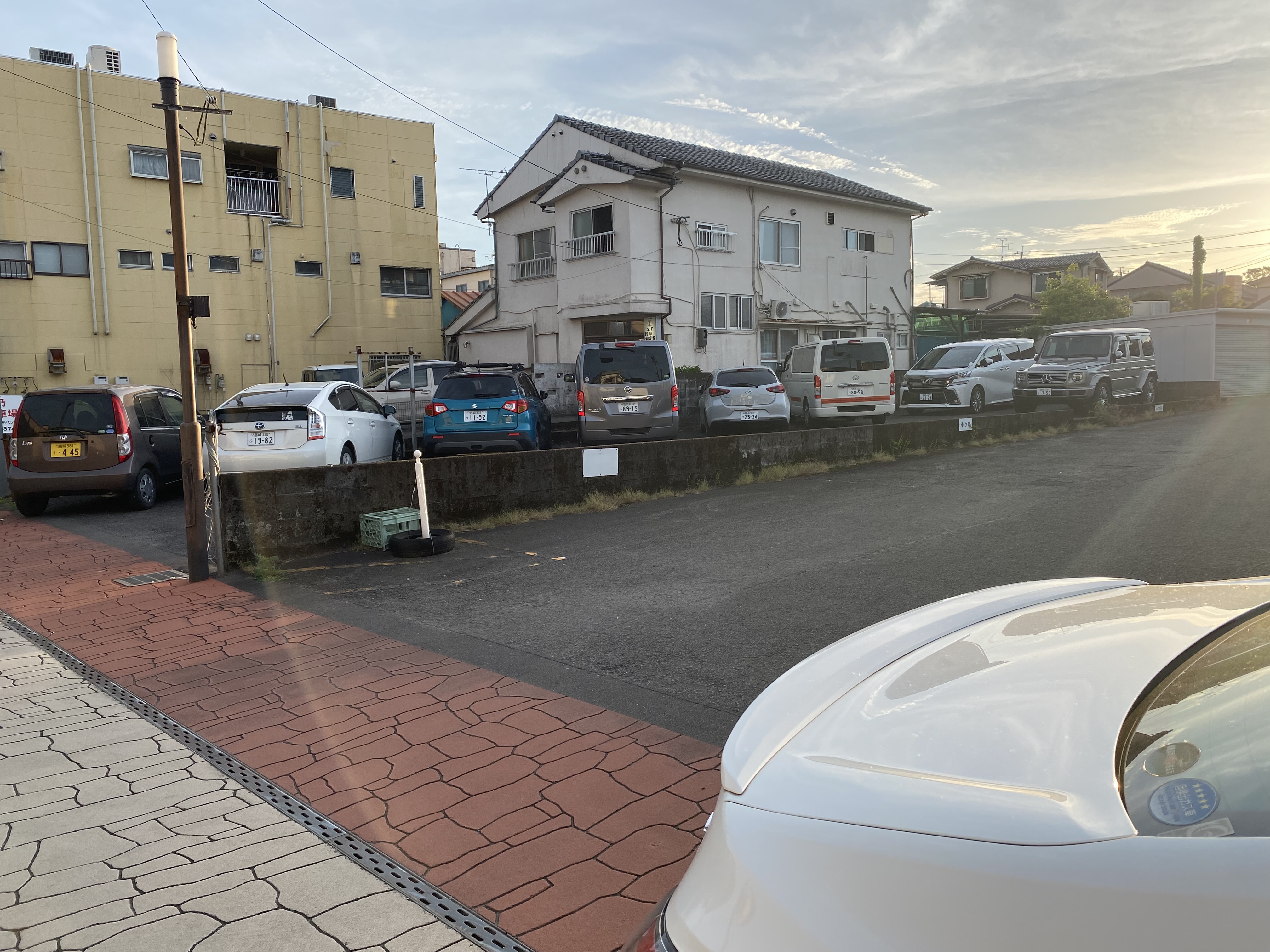 白い建物和楽家　右隣専用駐車場