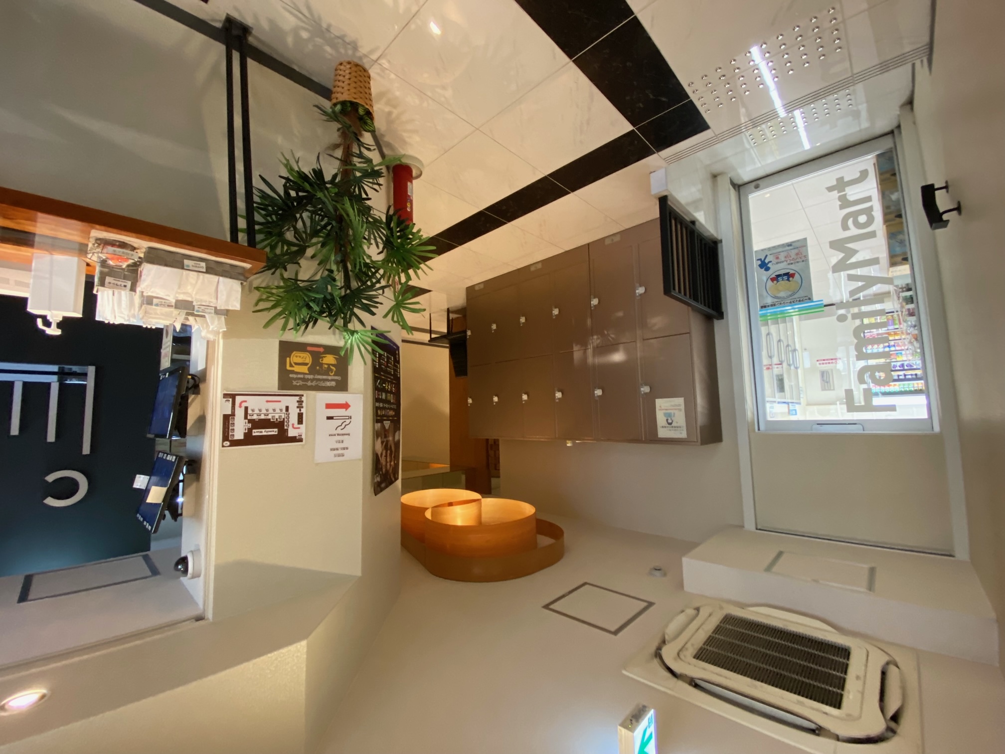 フロントからロッカー前