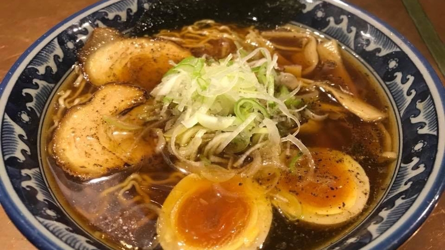 【麺屋しらかわ】細目のちぢれ麺に、魚介と鶏出汁をダブルで使用した醤油スープが人気のラーメン店