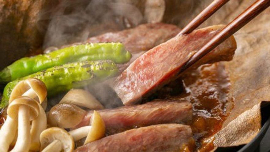 *【夕食：飛騨牛朴葉焼き（一例）】朴葉焼きは、飛騨高山に古くから伝わる郷土料理です。