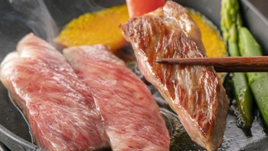 *【夕食：飛騨牛ステーキ（一例）】霜降りで甘みのある脂がとろける舌触りの飛騨牛は、ステーキに最適