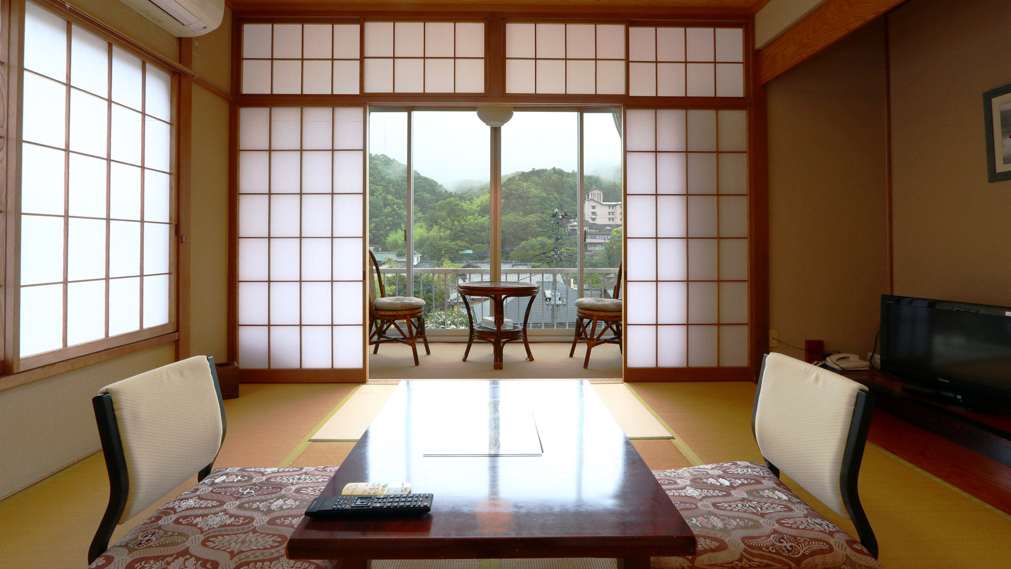 客室_別館_白萩_和室8畳＋広縁*