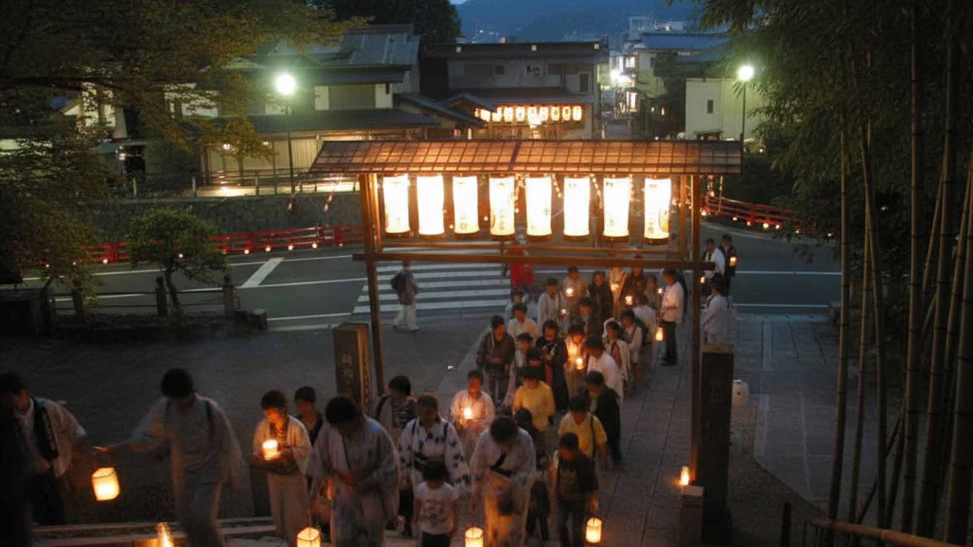 万灯会　灯篭を持って「独鈷の湯公園」から修禅寺境内まで歩きます　灯篭の列が幻想的　観光客も参加できま