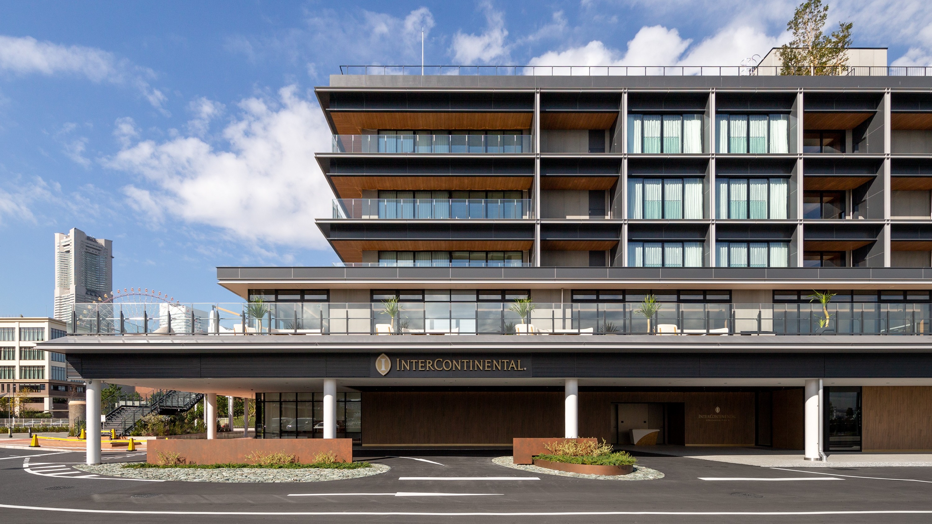 ホテルが位置するのは、3方向を海で囲まれた国内でも希少な海上立地。