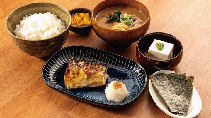 【朝食付プラン・和】ホテルから徒歩２分の定食屋宮本むなし新今宮店で朝食を！【サバの塩焼き】