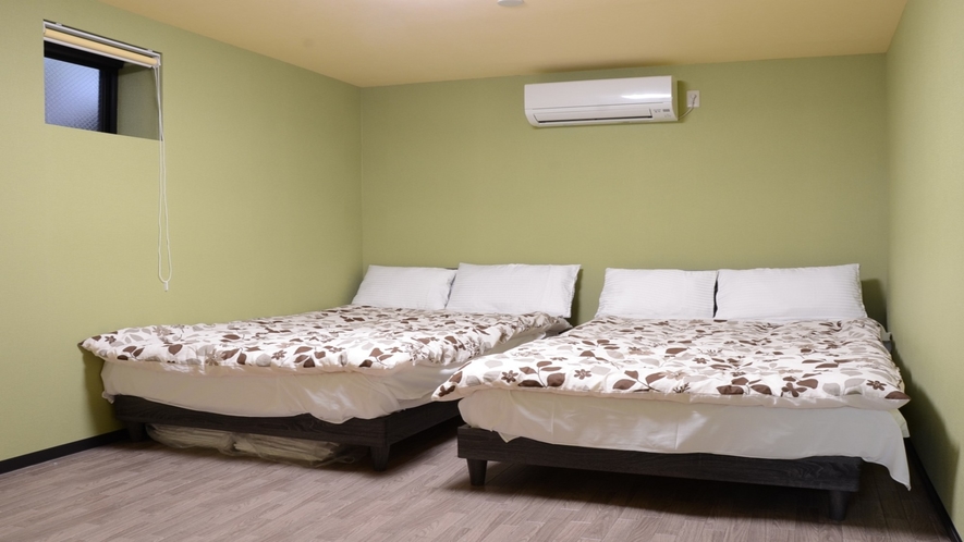 【２０２号室】セミダブルベッド２台の寝室　※一例
