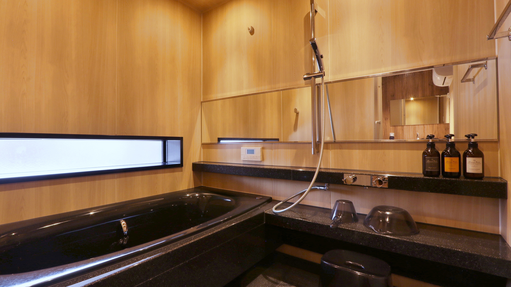 シックな雰囲気のお風呂