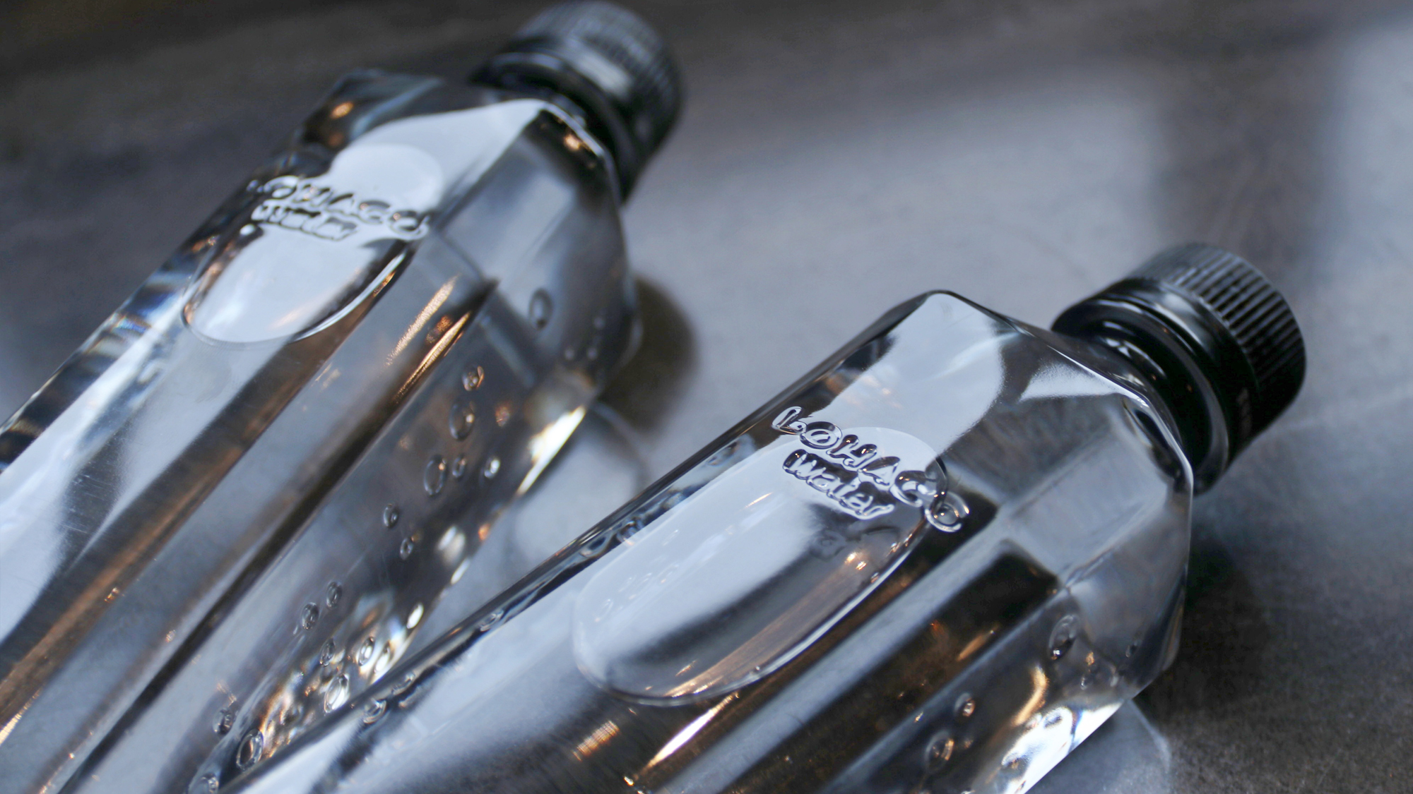 サービスのミネラルウォーター