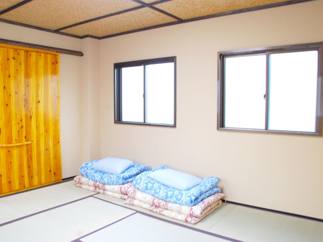 ・【ファミリールーム2】畳とお布団で落ち着く和室のお部屋です