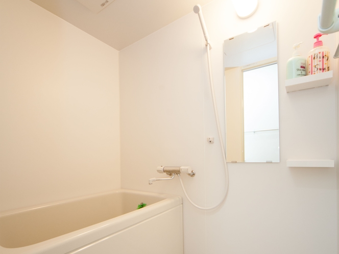 ・【ファミリールーム1】浴室にはシャンプー・ボディーソープを完備
