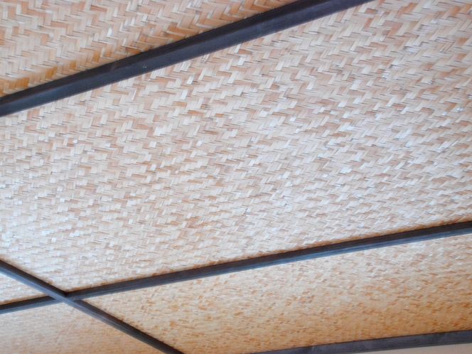 ・【ファミリールーム2】意匠を凝らしたデザインの天井が目を引きます