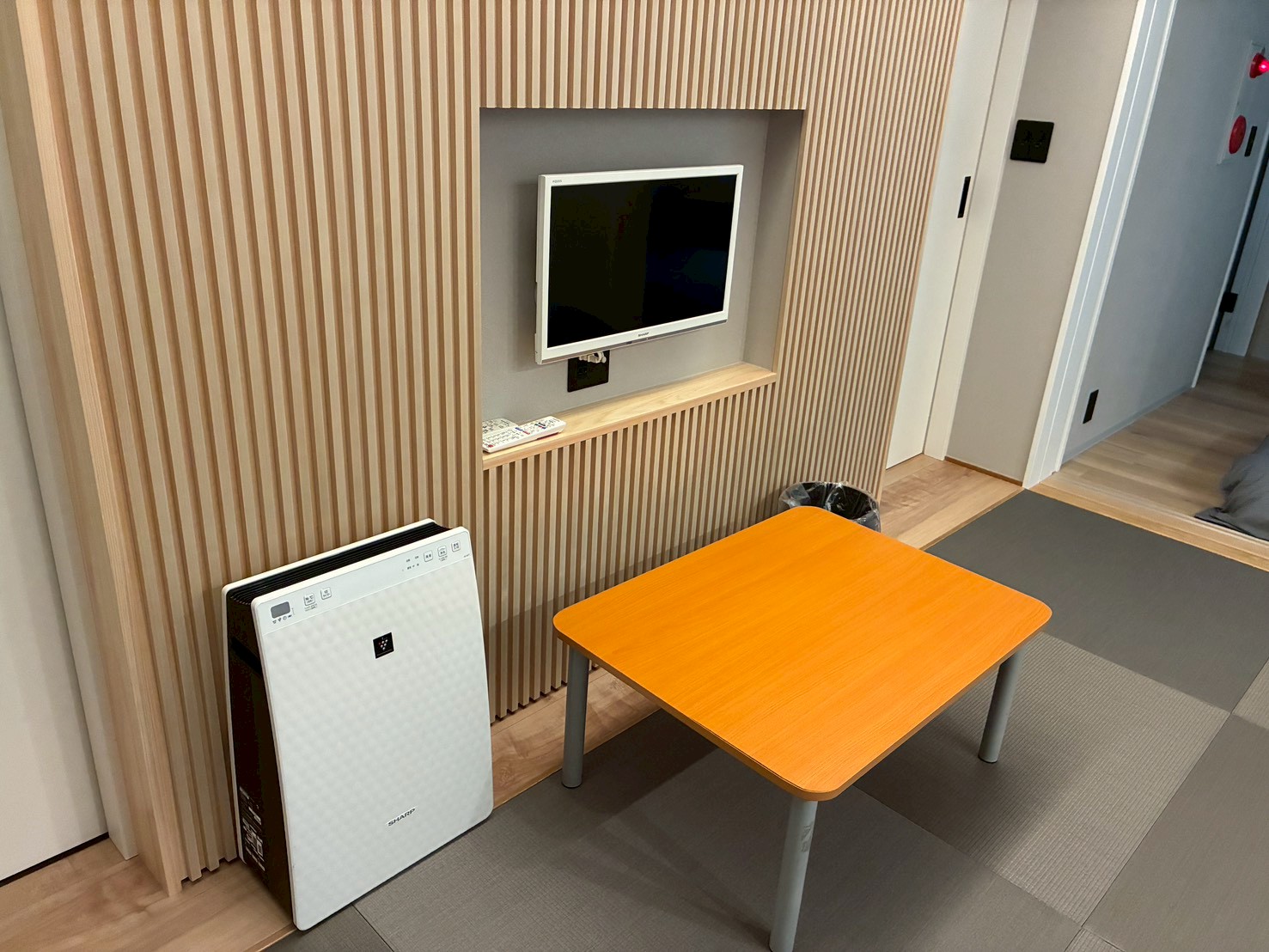 寝室（テレビ／デスク）