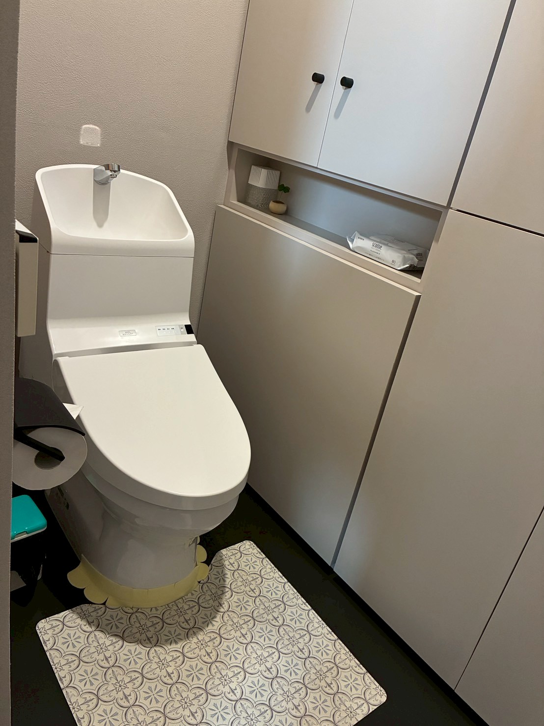 各階にトイレがございます。快適な洗浄機能付きトイレです。