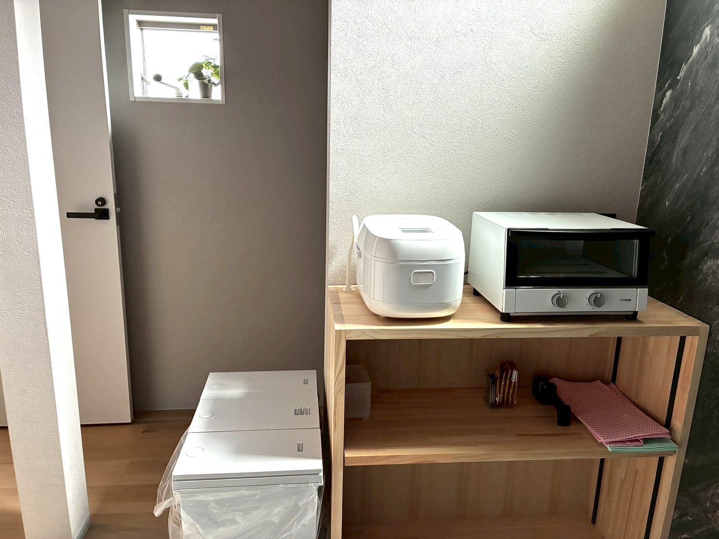 炊飯器とオーブントースターがございます。