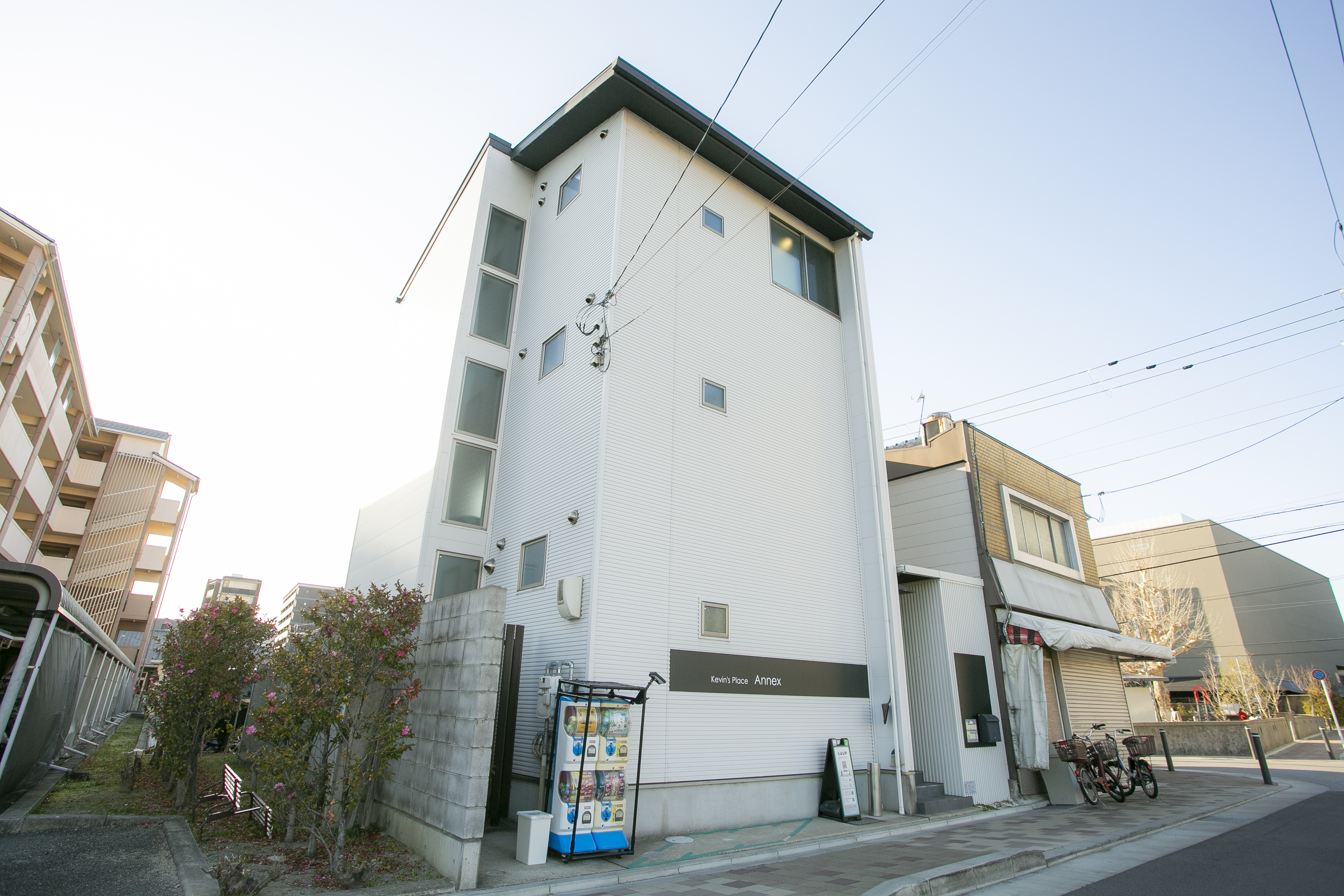 白を基調としたスタイリッシュな外観が特徴です。