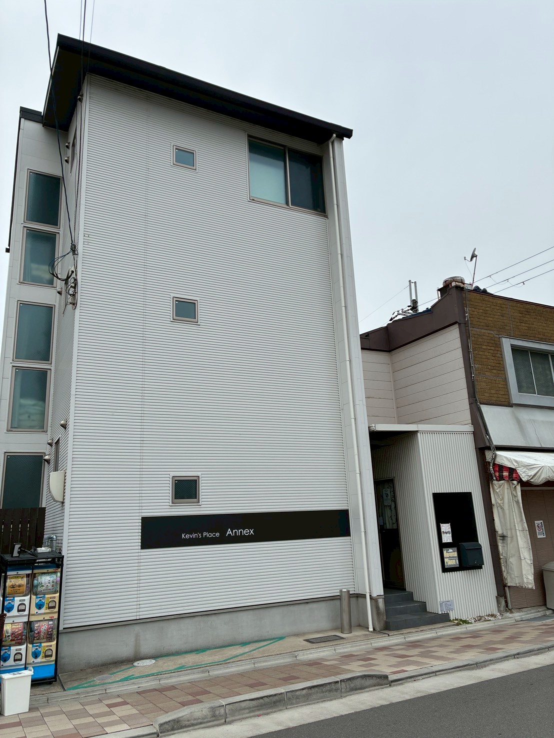 白を基調としたスタイリッシュな外観が特徴です。