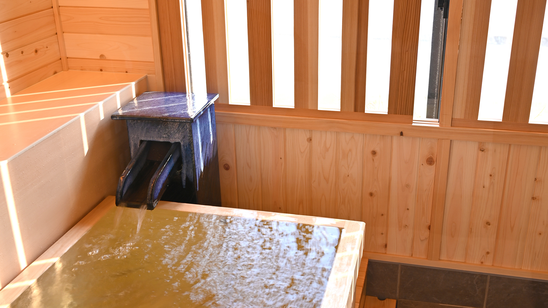 リバービュー温泉スイート　客室風呂一例『檜湯』
