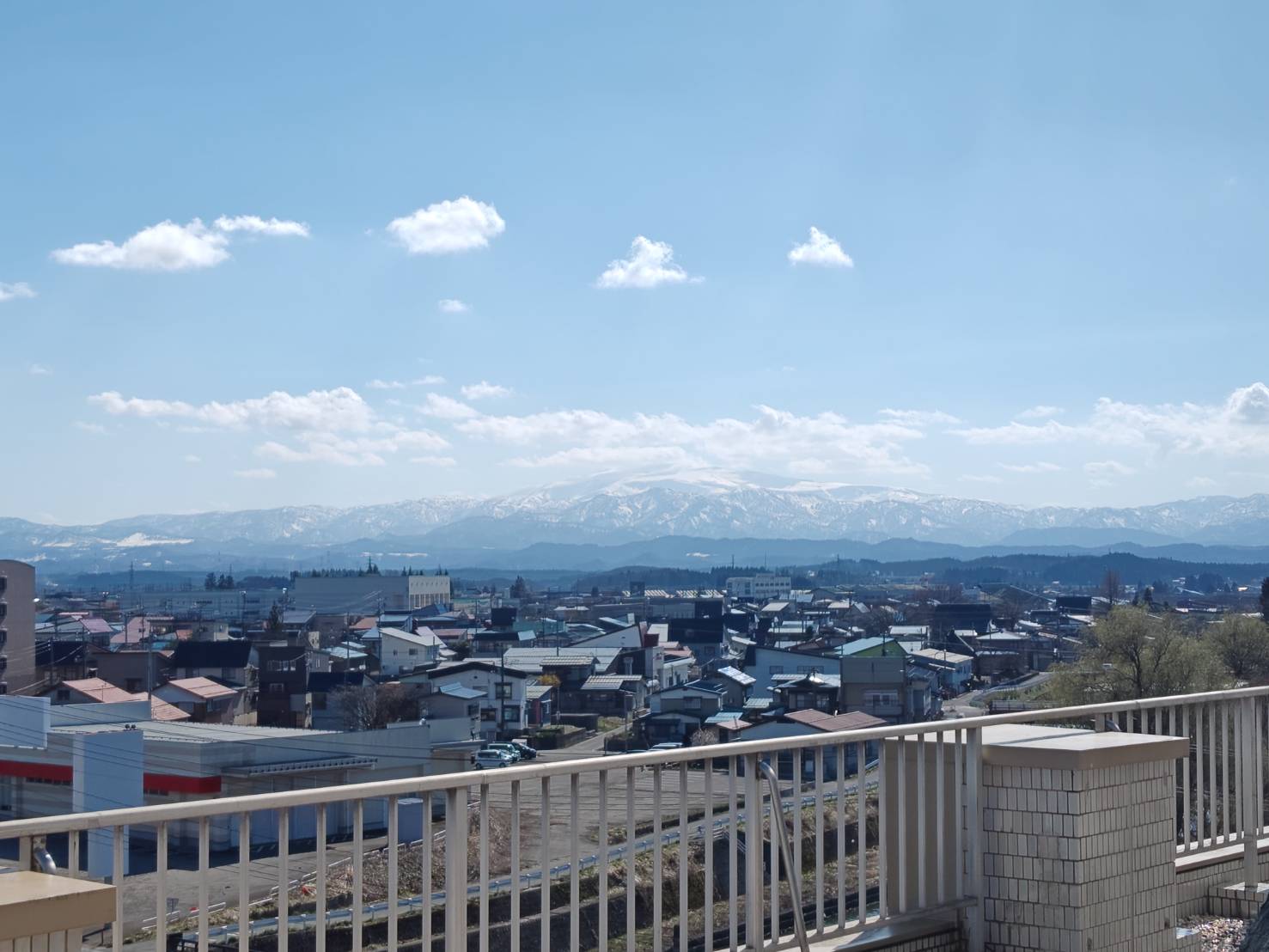 コンセプトフロアー南側客室から見える月山