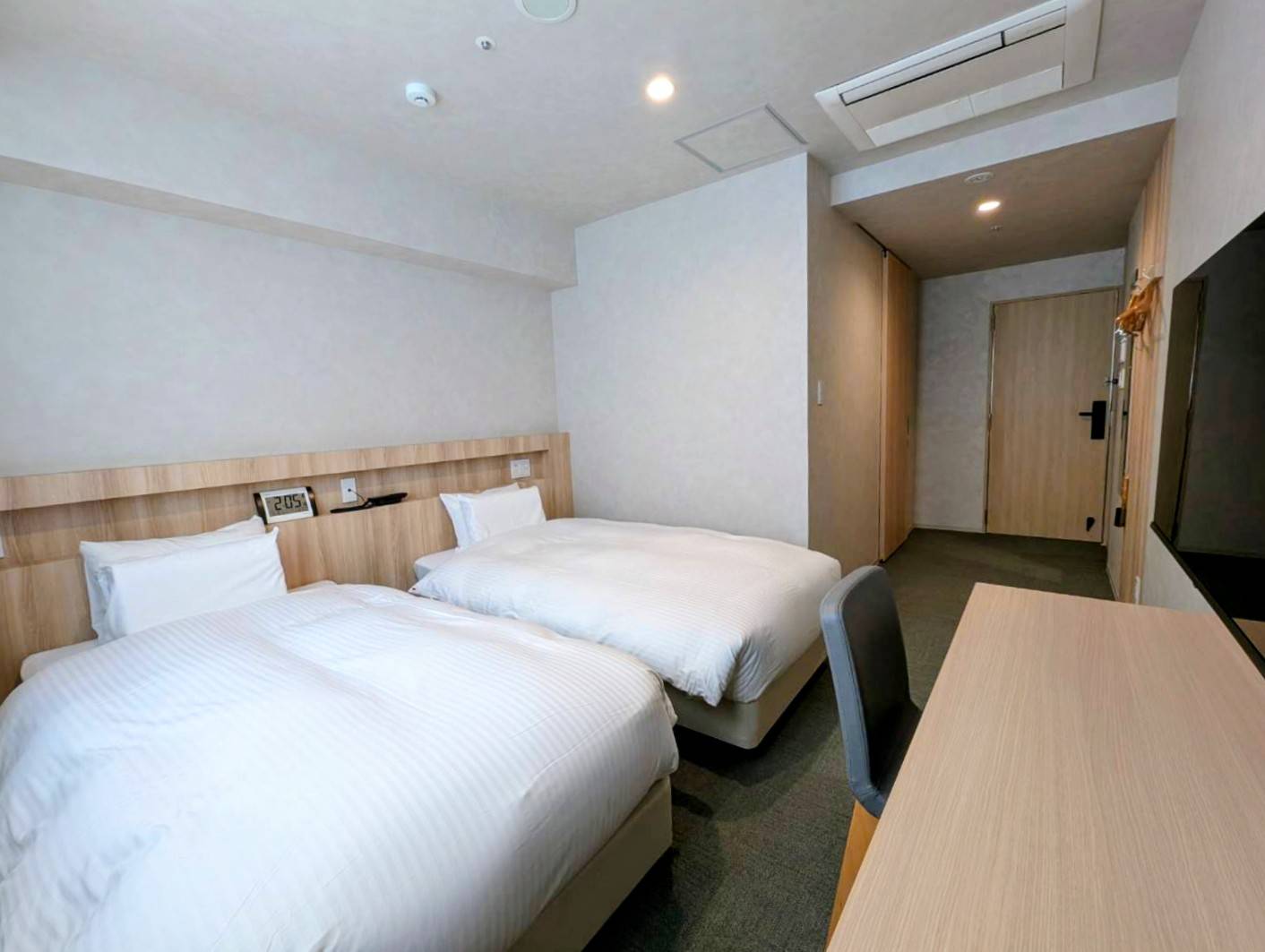 □禁煙　□スタンダードツインルーム　19平米　シモンズ社製のベッド（幅970mm&times;長さ1950mm）を採用しています。 バスルームとトイレは、2点式のセパレートタイプ。空調は各部屋で調整可能です。