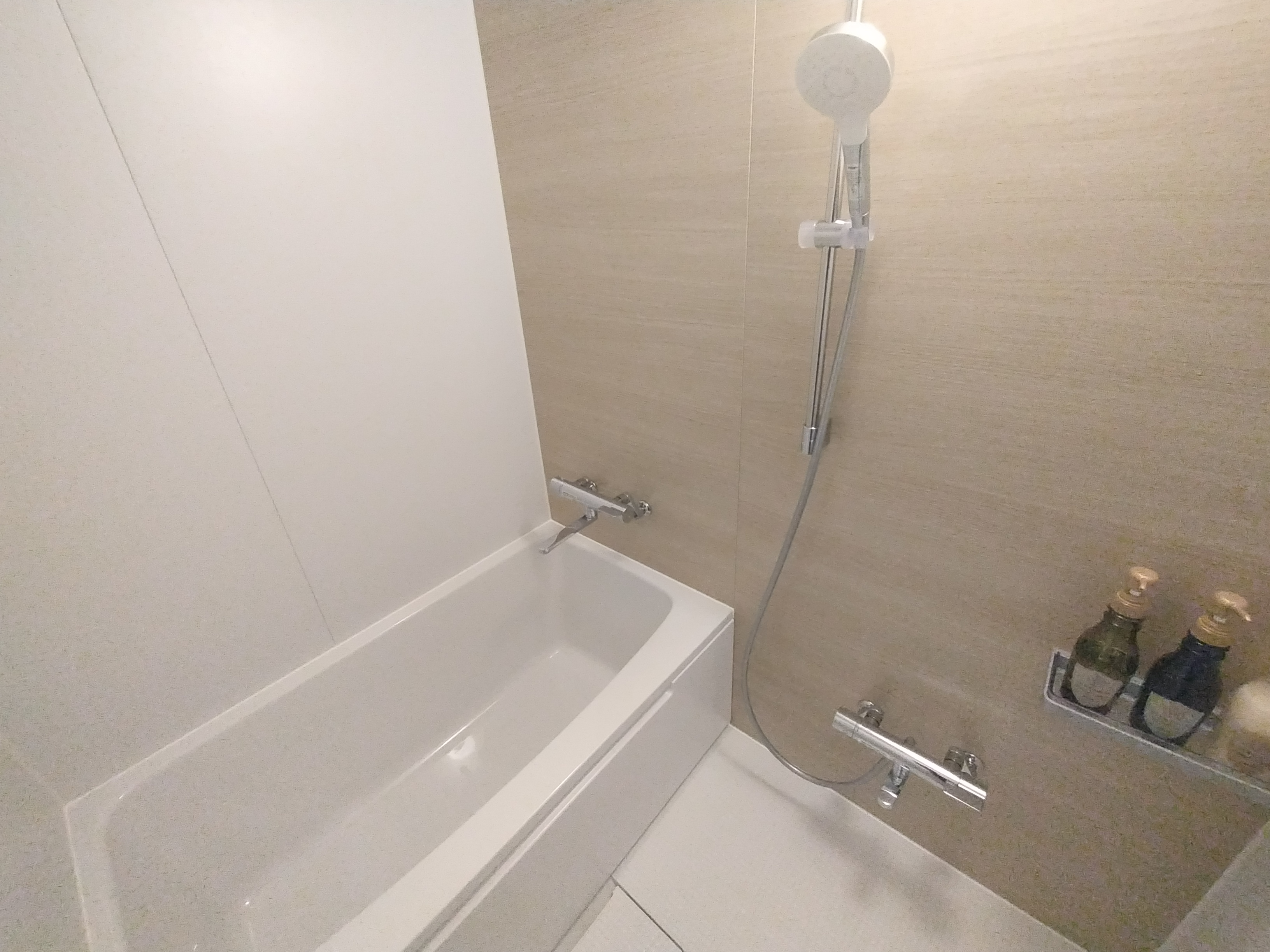 ２点式バスルームの浴室　