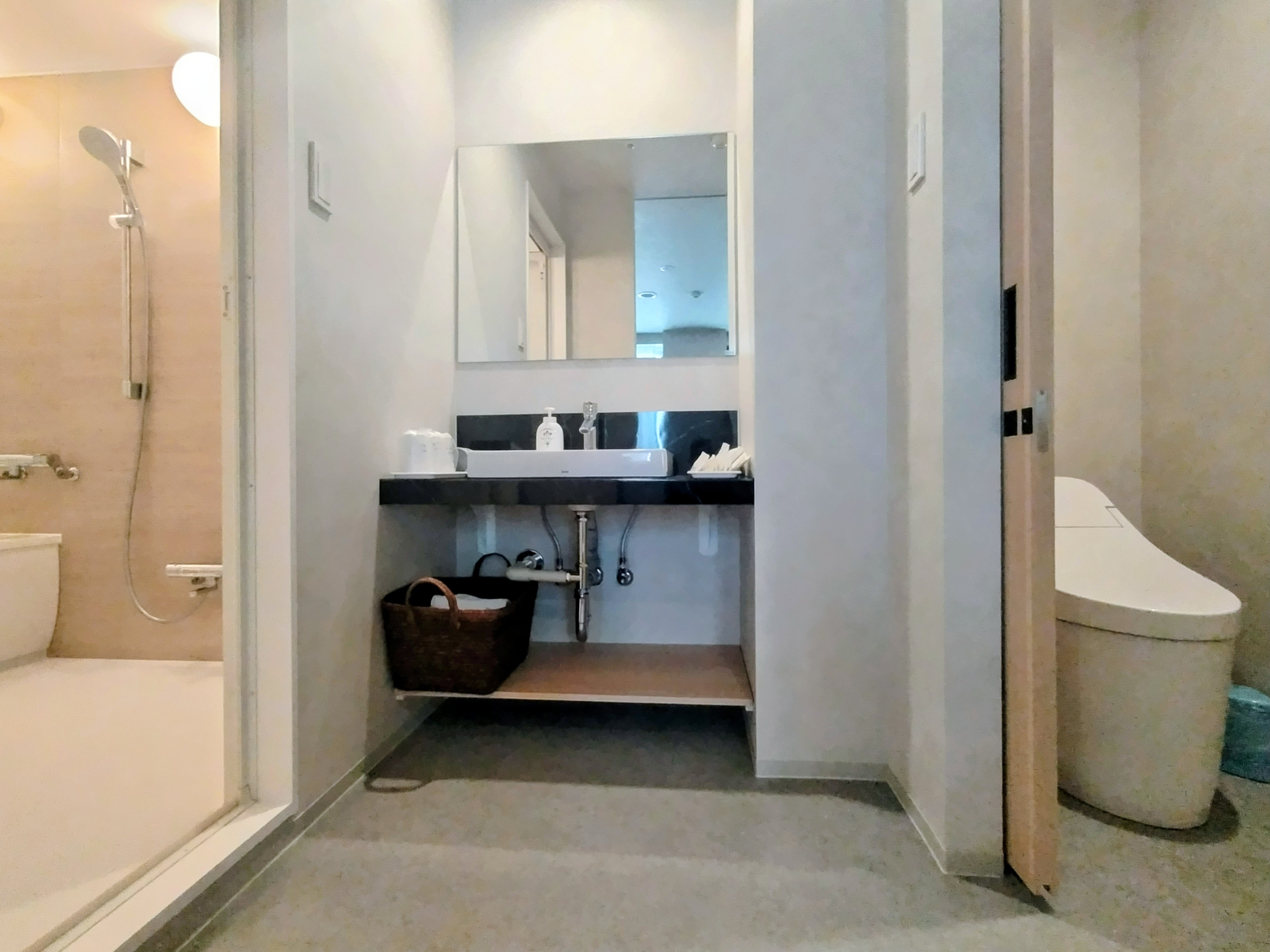 バスルーム、トイレ　３点式セパレートタイプ