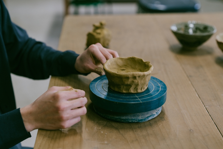 【唐津焼陶芸体験】鏡山の麓に工房を構える「鏡山窯（きょうざんがま）」で絵付け・手びねり体験