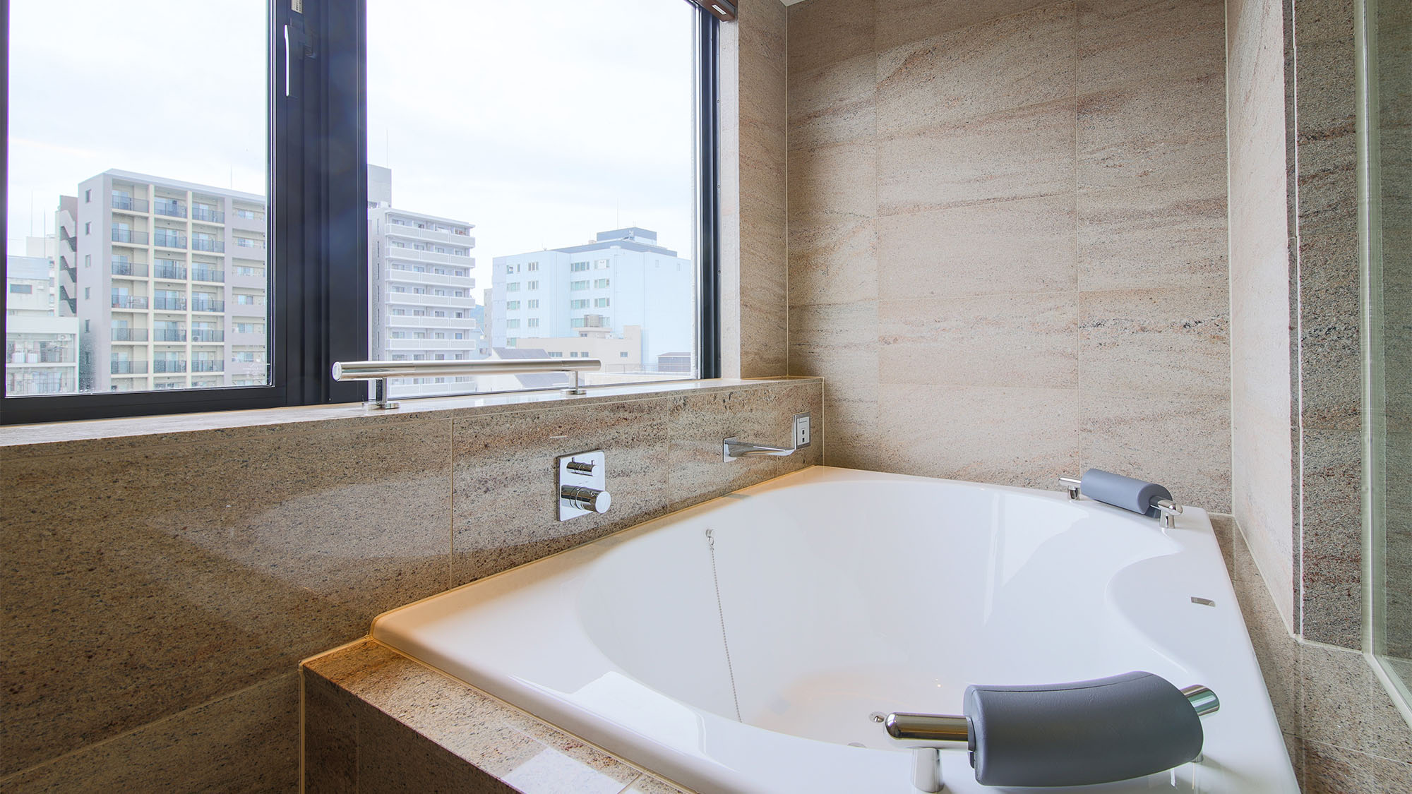 ・ジャクソン製のゆったり大きなバスタブをご用意しています