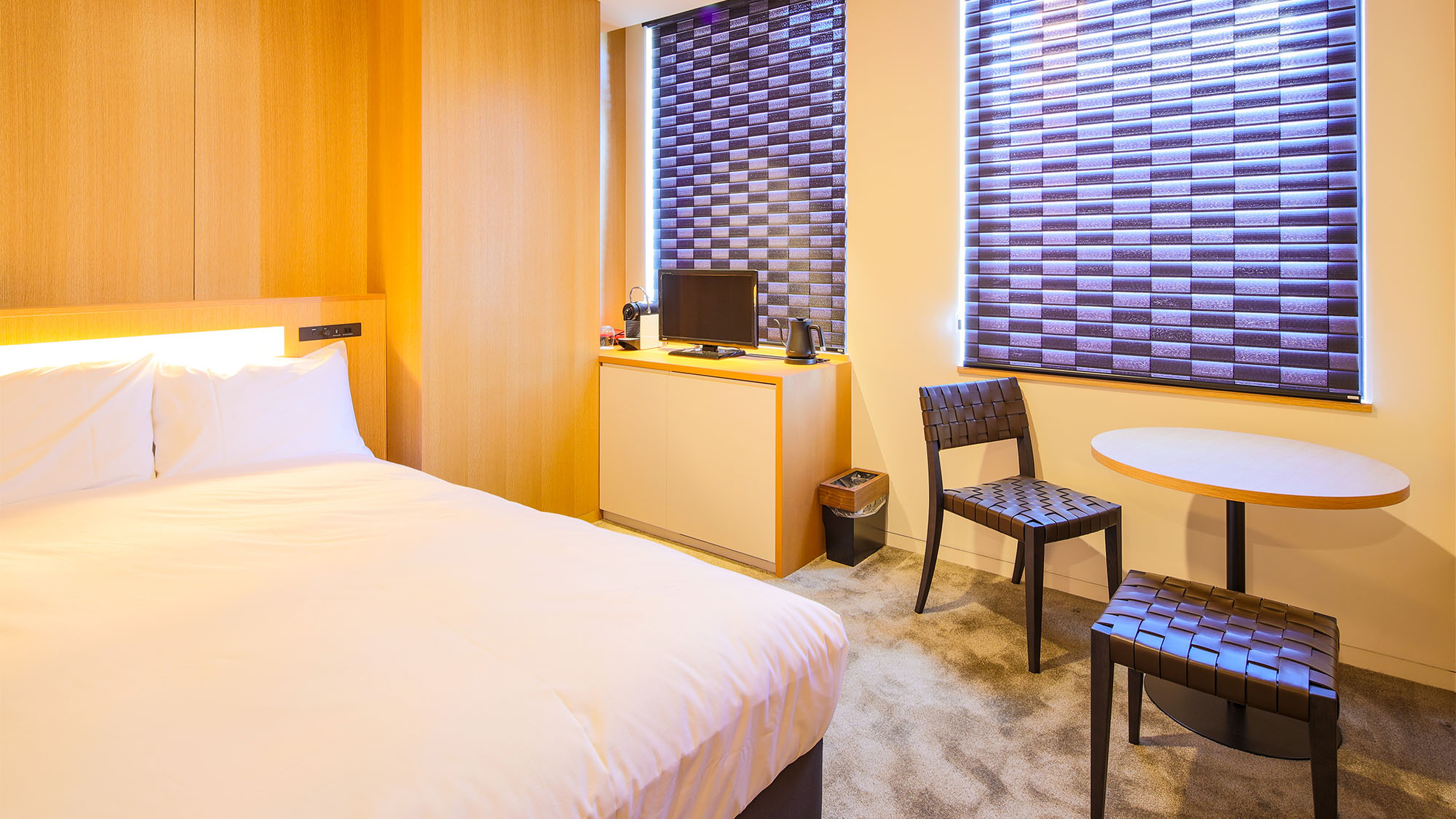 ・【モデレートダブル一例】ベッドはダブルサイズ。ヘッドボードに必要な機能を配置しました