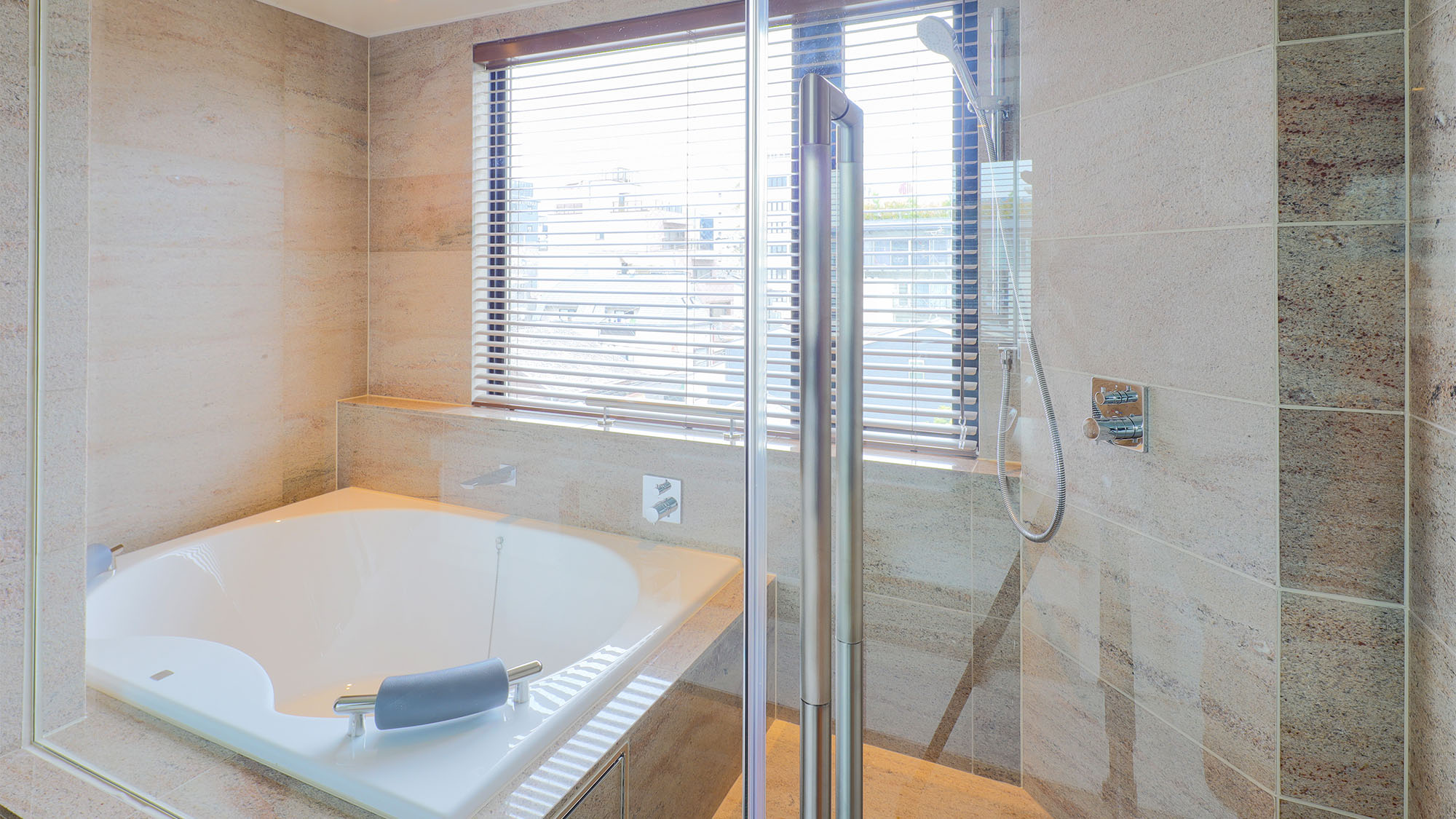 ・見晴らしのいい展望バスとなっております