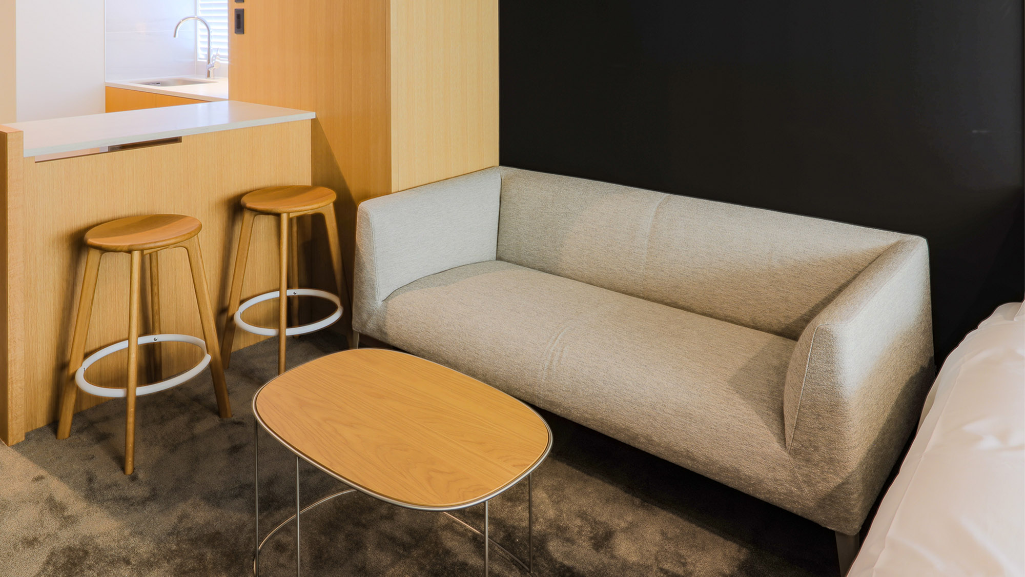 ・【デラックスツイン一例】「座っている時間の心地よさを追求したい」当館の思いを反映したソファーです