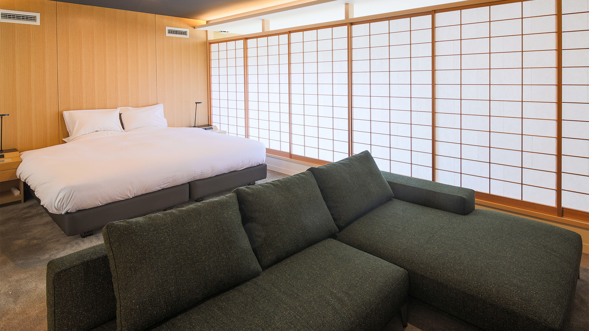 ・【プレミアスイートキング一例】いいイスに座る時間をもっと大事にしてほしい。アルフレックス社のソファ