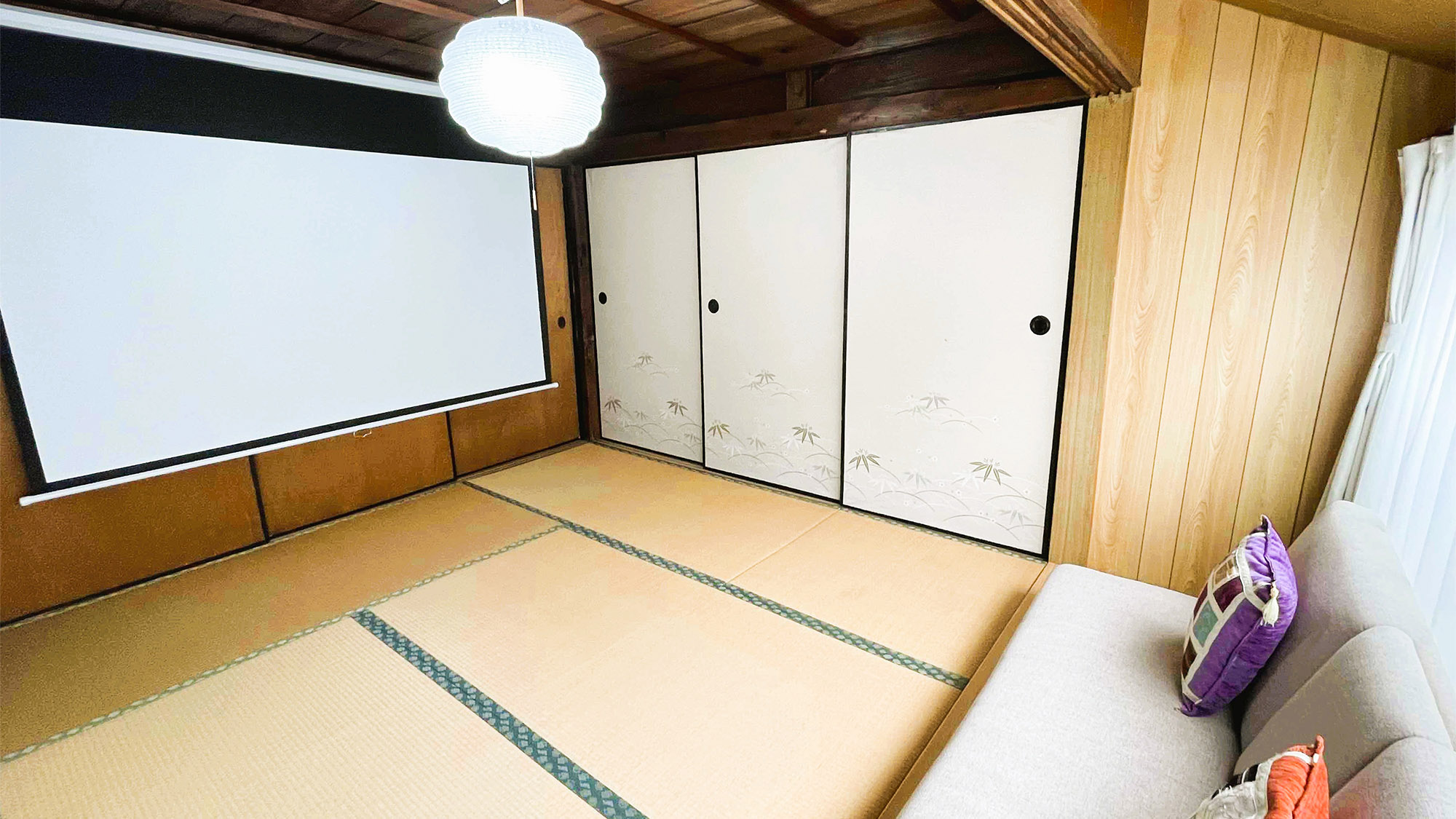 ・【A棟／プロジェクタースクリーン】みんなで楽しく旅の思い出作りに　贅沢なプライベートシアター体験を