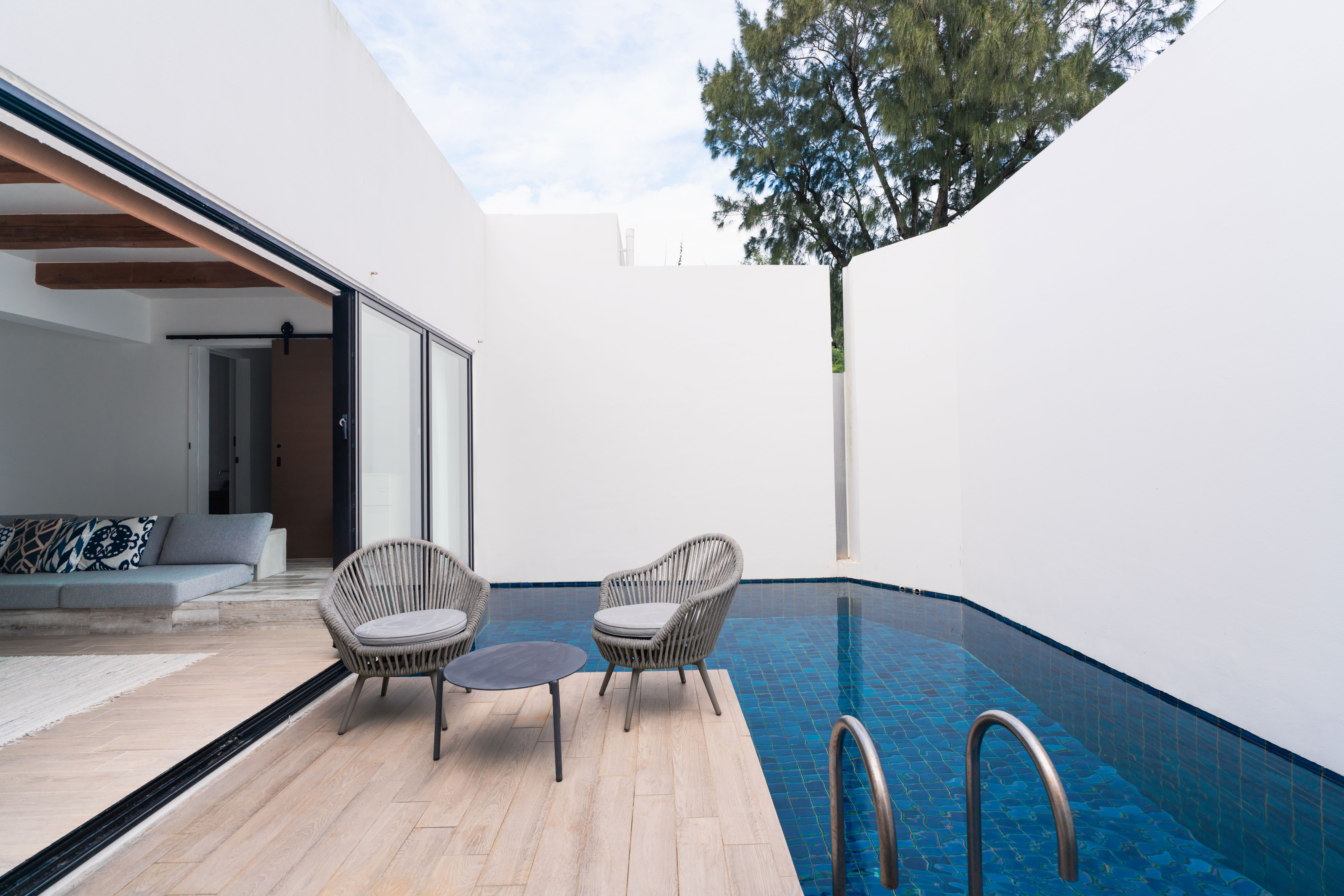 誰にも気兼ねなく自分だけのプールに飛び込む贅沢を