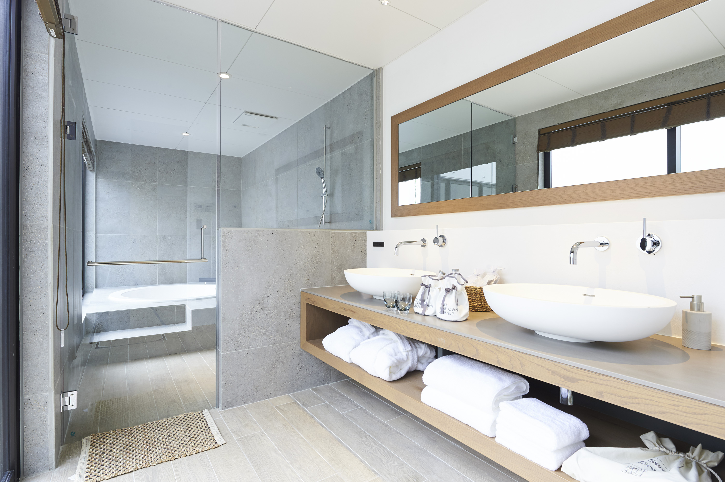 シンプルで洗練されたデザインのバスルーム