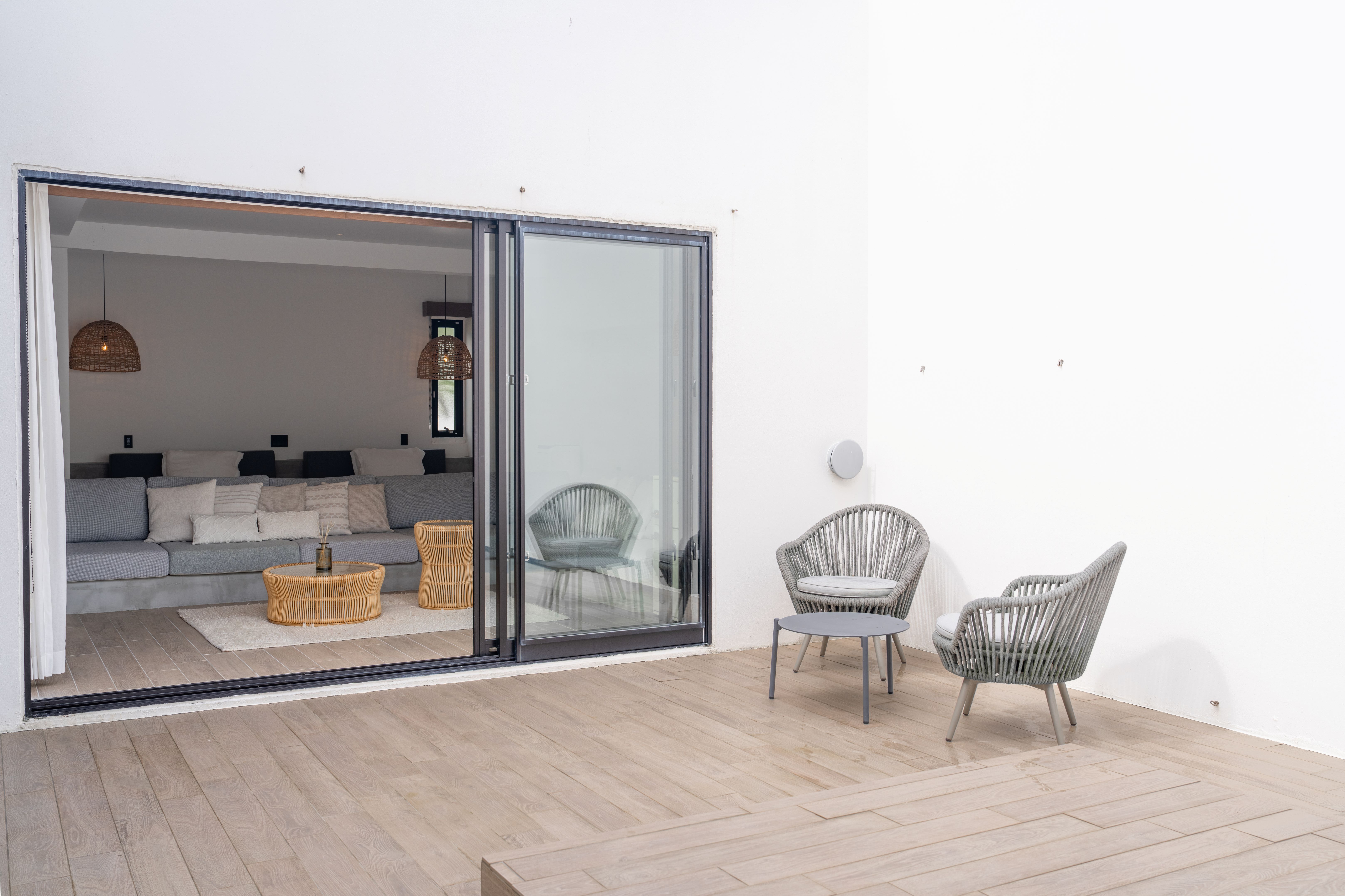 プールから一続きのお部屋とバスルーム