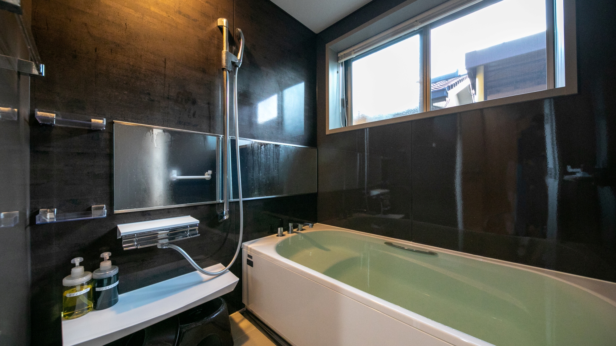 【客室内風呂】内風呂も源泉かけ流し100％の温泉をご堪能いただけます