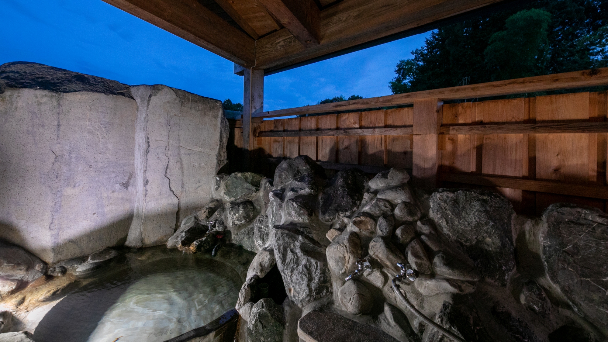 【客室露天風呂】泉質は低張性、弱アルカリ性、高温泉になります