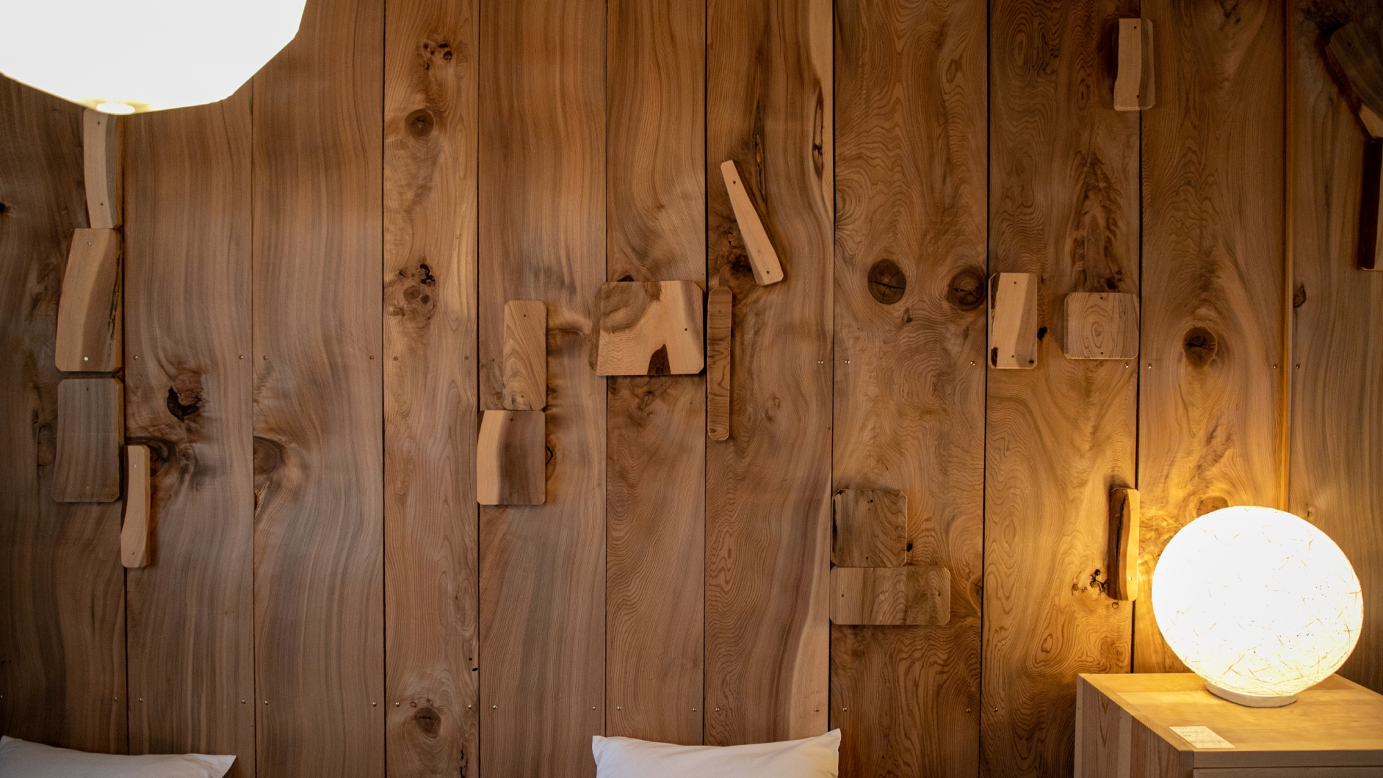 【客室】客室のベッドなどの家具は国産材を使用した手造り仕上げです