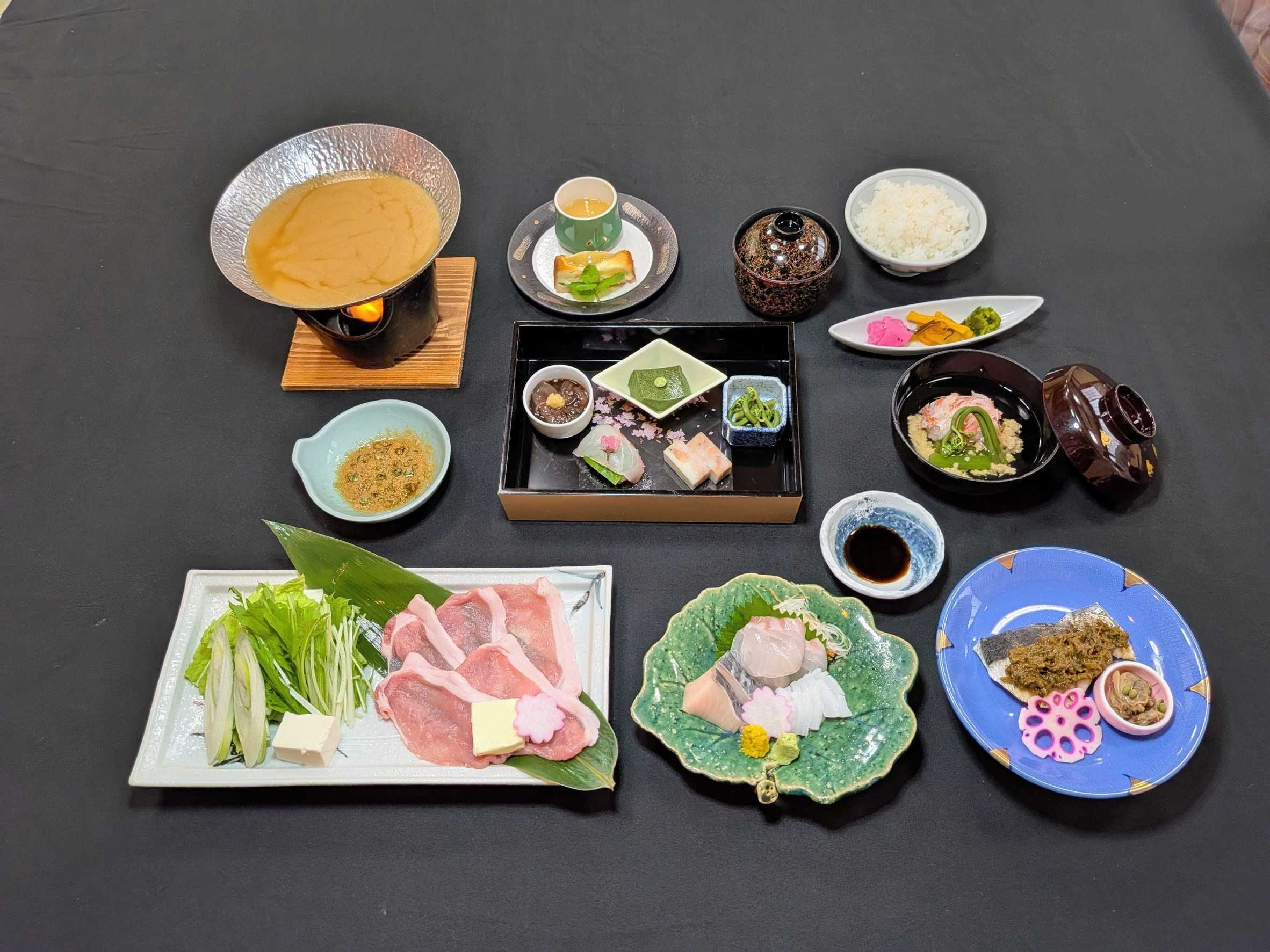 【夕食・朝食付】旬や地産の食材を楽しめる　四季折々のスタンダード会席