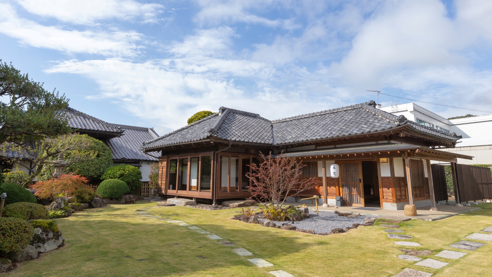 【本宅】庄屋の豪邸であり、100年以上もの歴史的な建物。