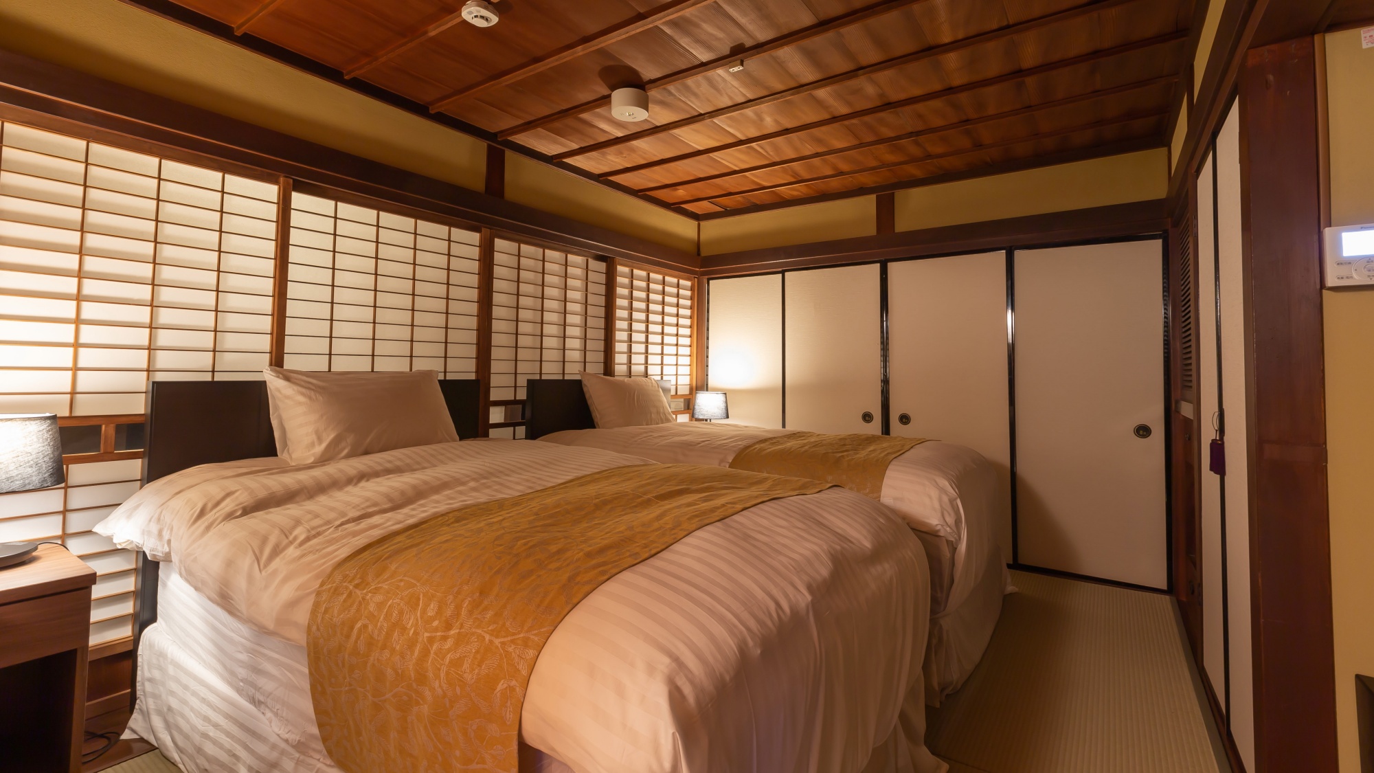 【本宅】お部屋のベッドはシモンズでも最高級のベッドを使用しています。