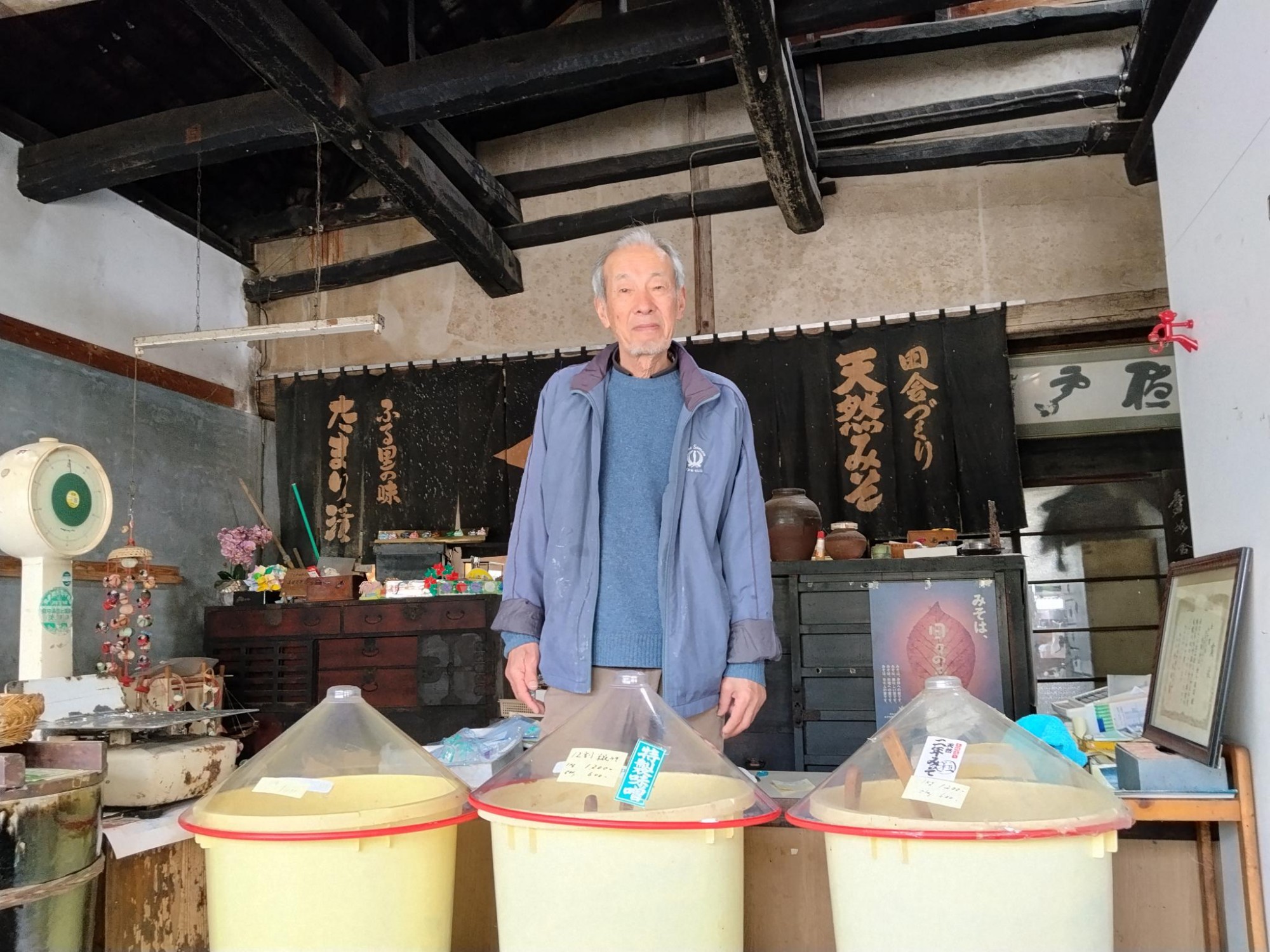 飯塚邸から歩いて5分。商店街で80年以上、味噌と漬物の味を守り続けているのが「金子商店」です。