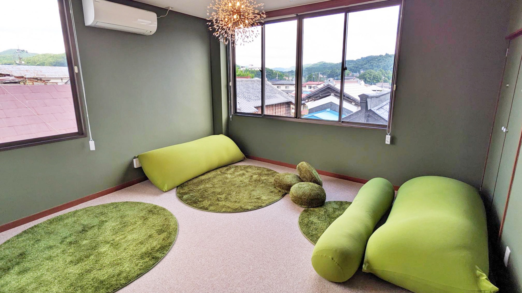 【プライベートサウナ】寝心地のよいグリーンのクッションが並ぶリラックスルームもご用意しております。