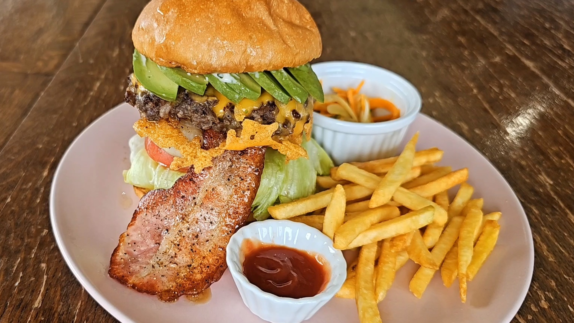 【Lighten up & Switch 136】地元の食材を使ったハンバーガーが人気。