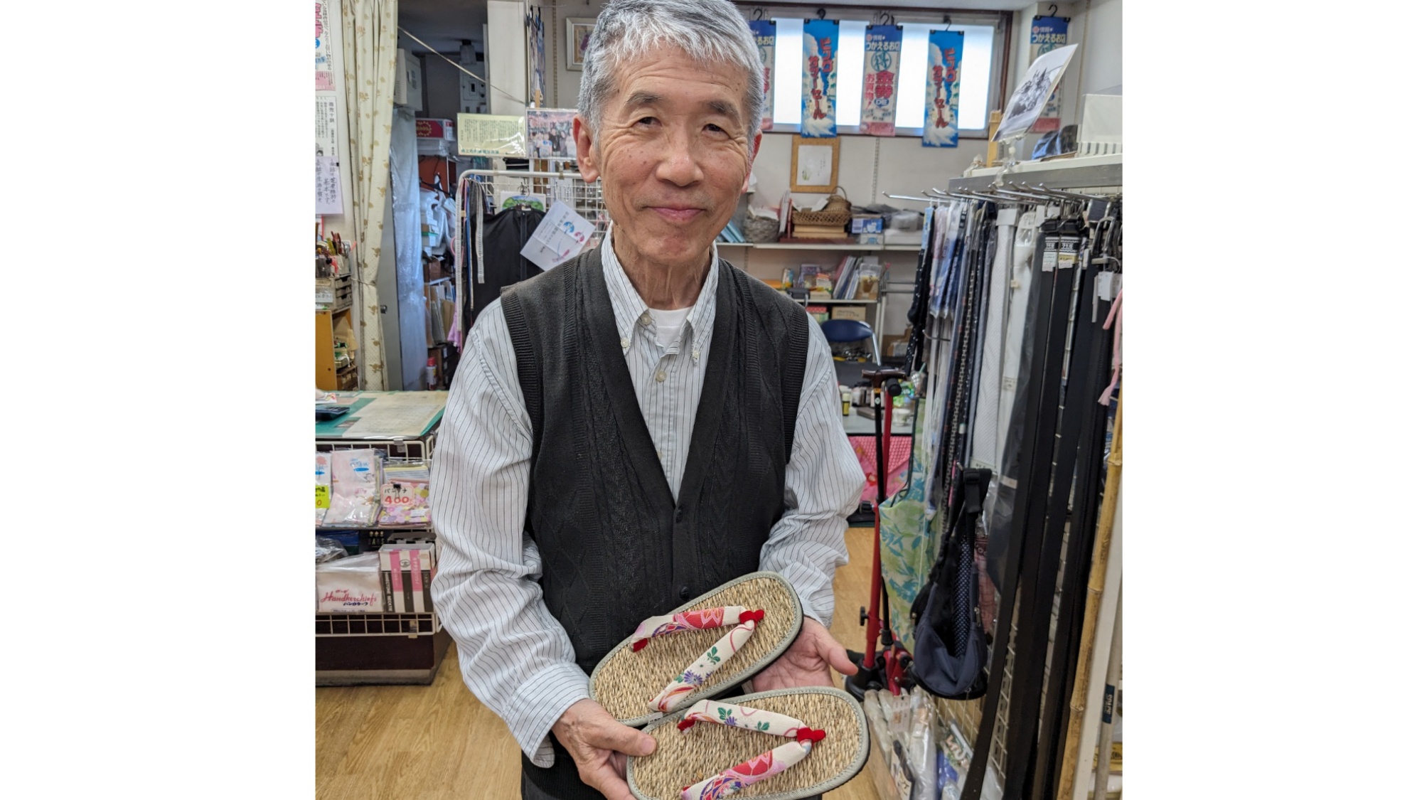 【ファッションあらい】飯塚邸で使われている草履を買える服のお店です。