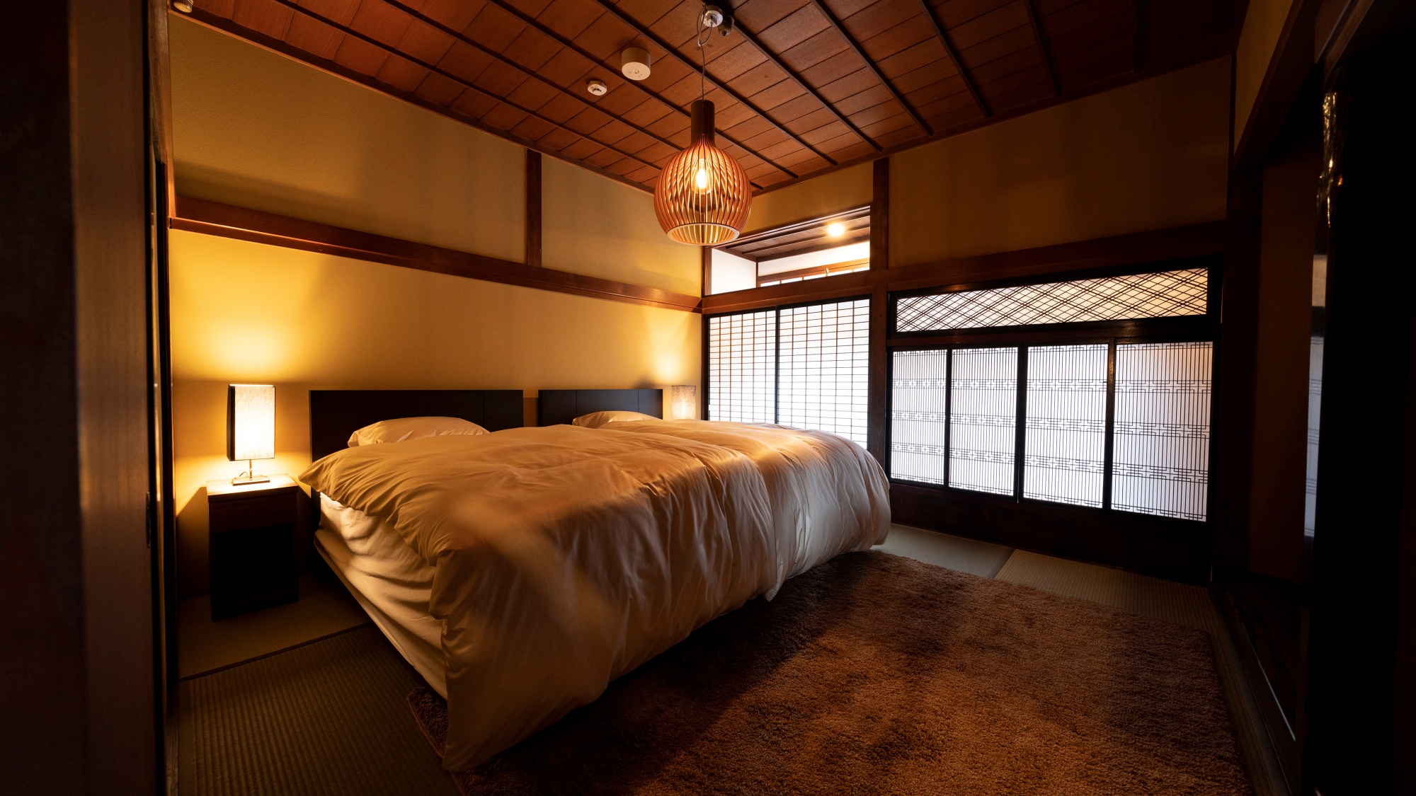 【新宅B】日本の伝統的家屋の象徴である書院造りをそのまま感じることができるベッドルーム。