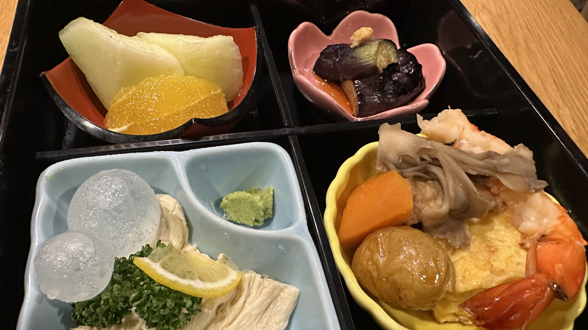 【ご夕食・和食】地元で人気レストランの食事をお部屋にお届けします。※写真は一例