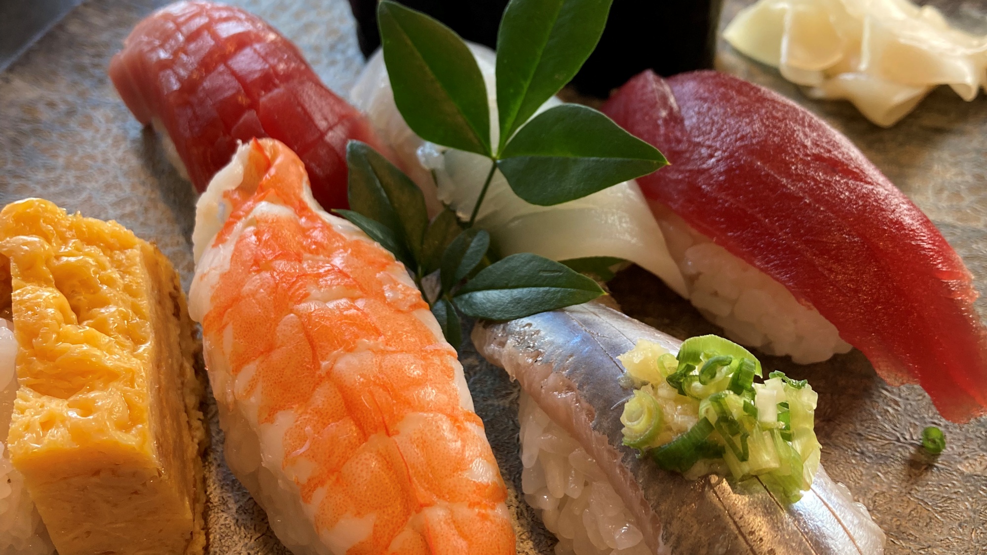 【すし遊膳 錬聖】大将おすすめの握りや海鮮丼をぜひ。＜当館から車で9分＞