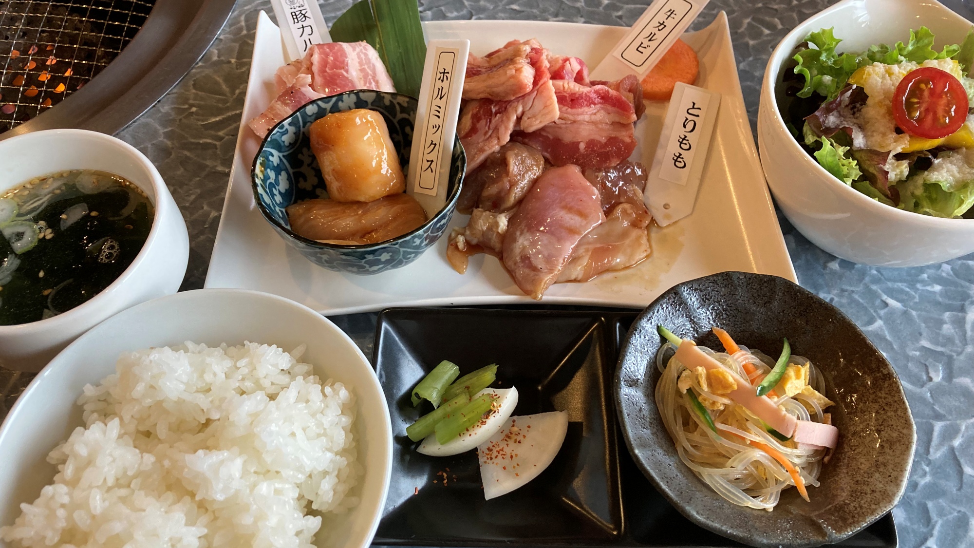 【焼肉茶屋牛華】ランチでもディナーでもおいしい焼肉が楽しめます。＜当館から車で9分＞