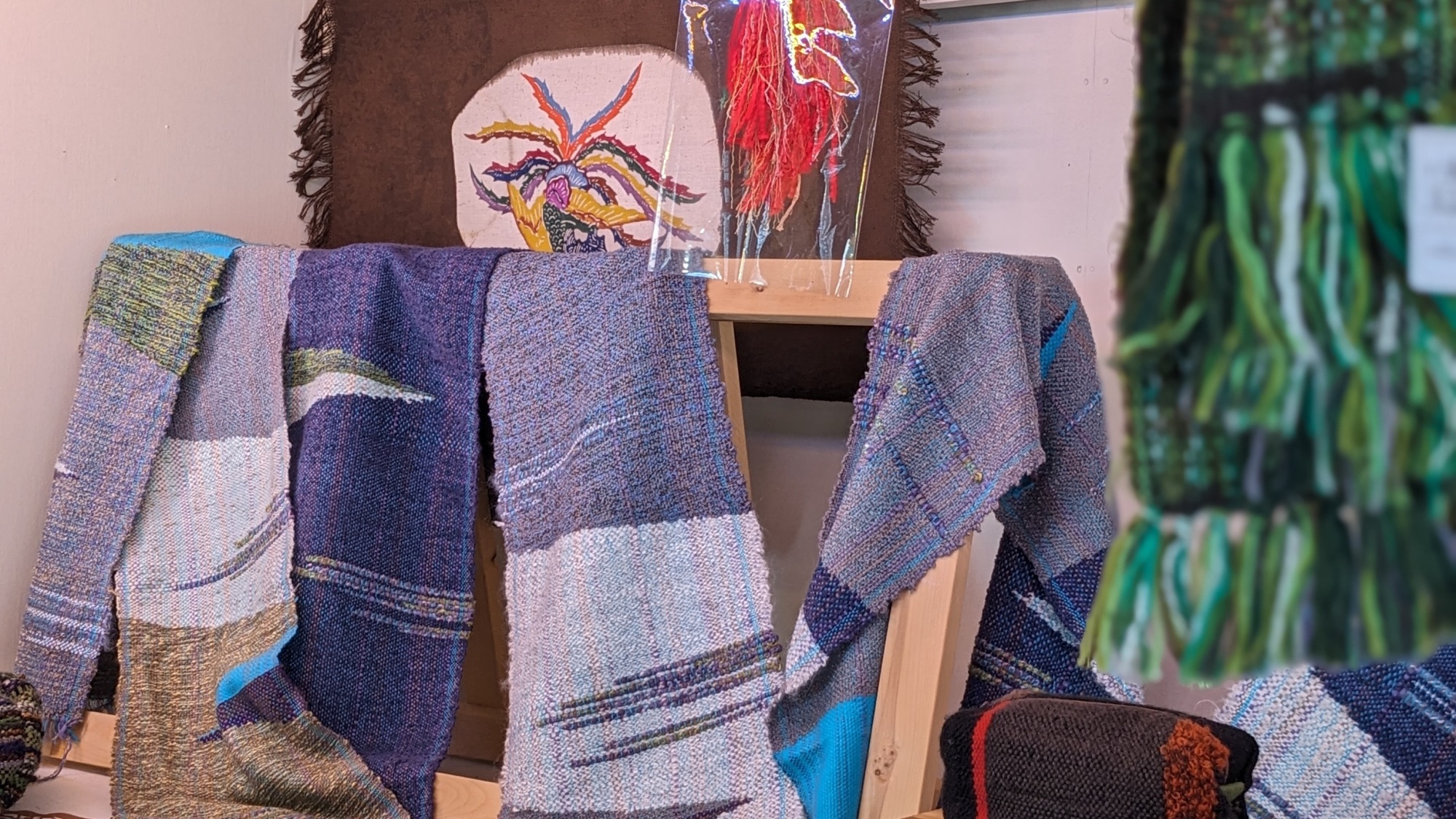 【リスの家】さわやかな藍染めやさき織もあり、とても楽しいお店です（当館から徒歩5分）